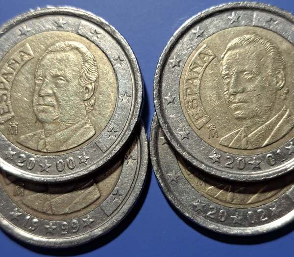 Vendo lote de 4 monedas de 2 € (higienizadas) España J C l. De los años 1999 a 2002.