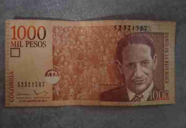 Se vende un billete de 1.000 mil pesos colombianos