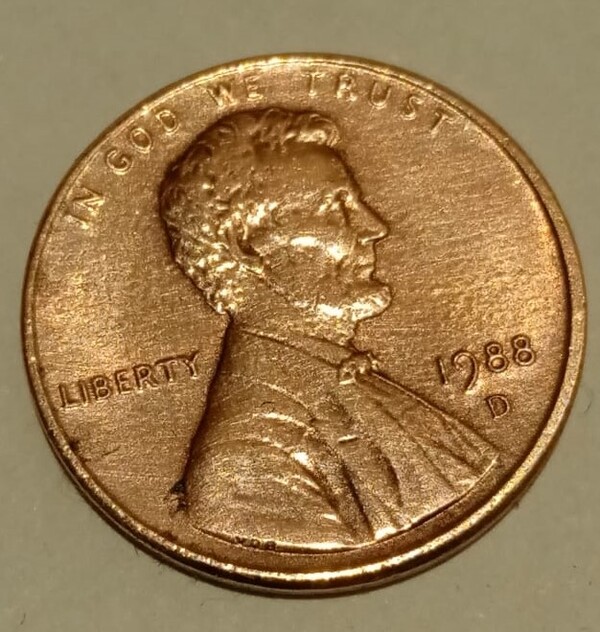 Rara Moneda de 1 Centavo 1988-D con Error de Acuñación Tipo Die Cap – Lincoln Penny Error Único