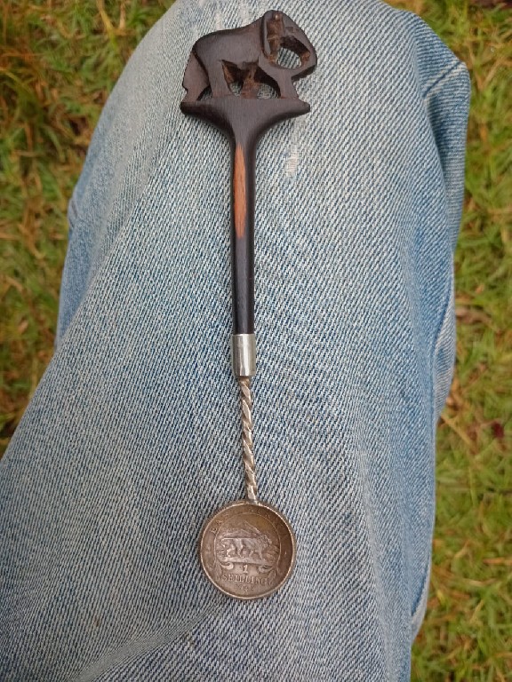 Foto 2 Moneta non identificata: GEORGIVS VI REX ET INDI AE IMPERATOR 1942 ONE SHILLING SILVER COIN SPOON WITH WOODEN HANDLE