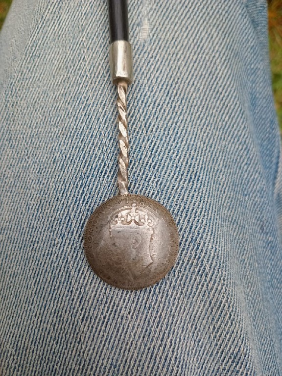 Foto 1 Moneta non identificata: GEORGIVS VI REX ET INDI AE IMPERATOR 1942 ONE SHILLING SILVER COIN SPOON WITH WOODEN HANDLE