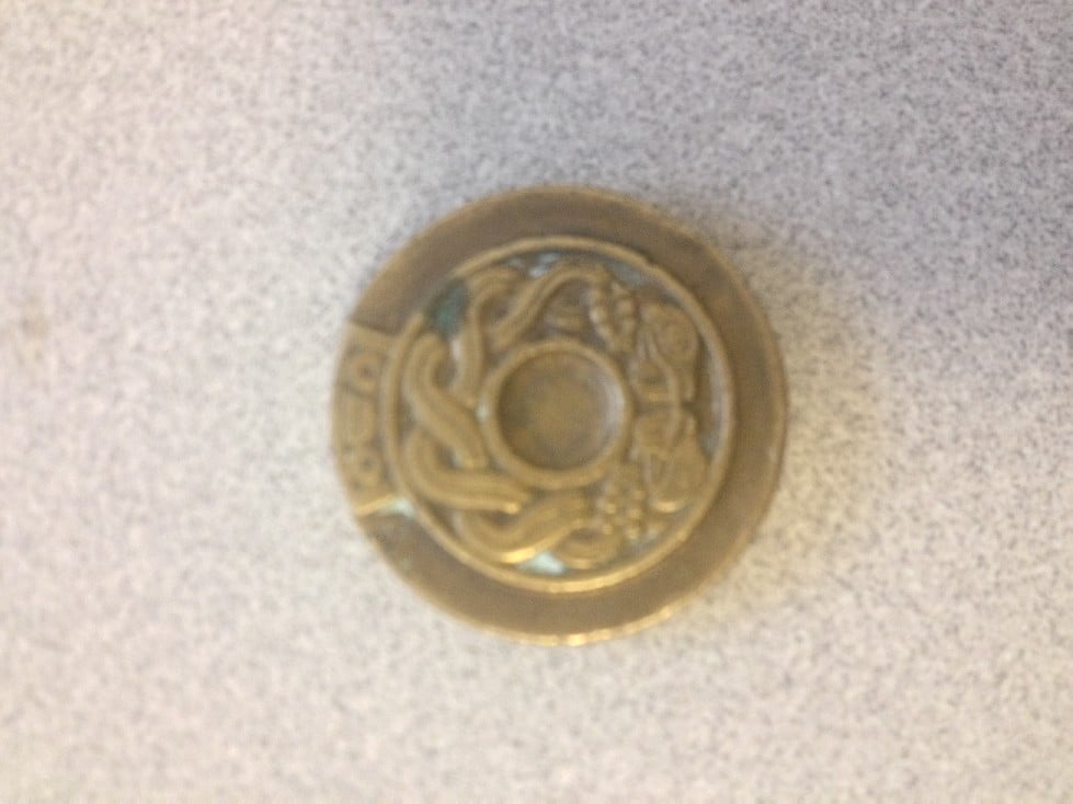 Foto 2 Moneta non identificata: ¿Alguien sabe si esto es una moneda o tiene información?