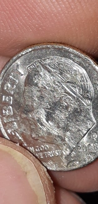 Foto 1 Moneta non identificata: Fallo de acuñacion o raspón?